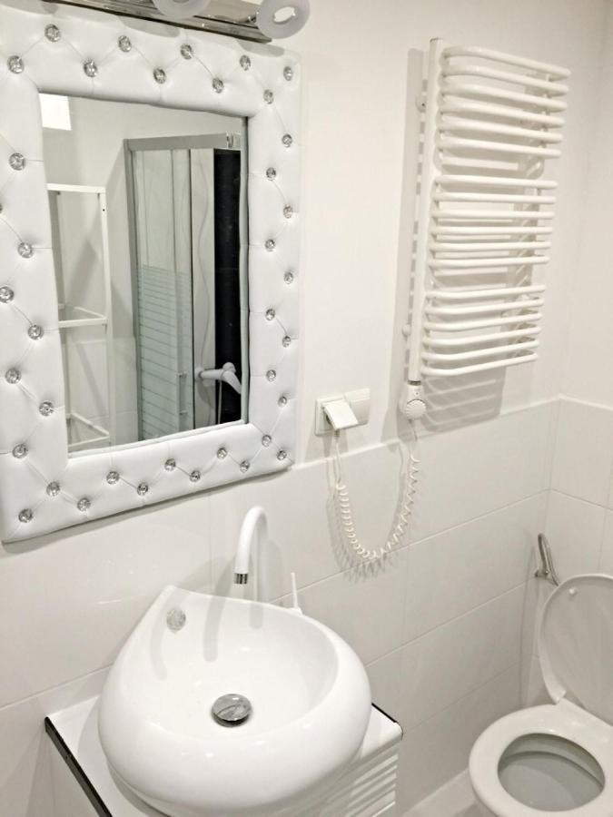 Red&white Lower Ground Floor Apartment Krakau
