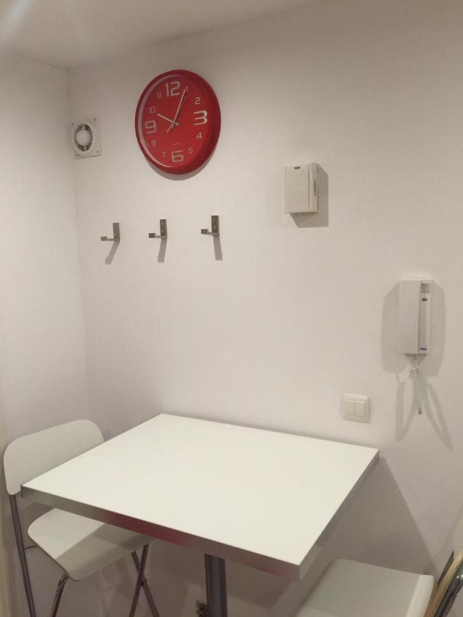 Red&white Lower Ground Floor Apartment